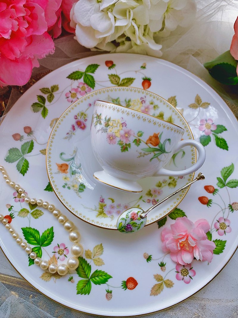 英國骨瓷皇家御用Wedgwood 1970年花卉高腳花茶杯兩件組庫存品 - 茶具/茶杯 - 瓷 多色
