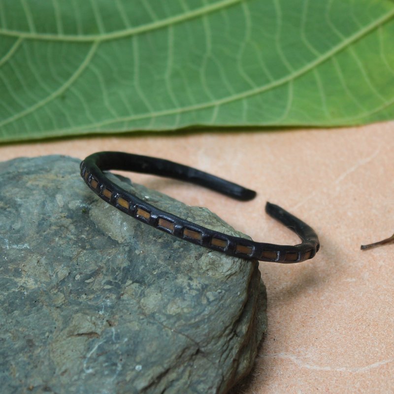 Unique Thailand traditional woven style. Woven Brass Cuff (Single-wire) - 手鍊/手環 - 真皮 黑色