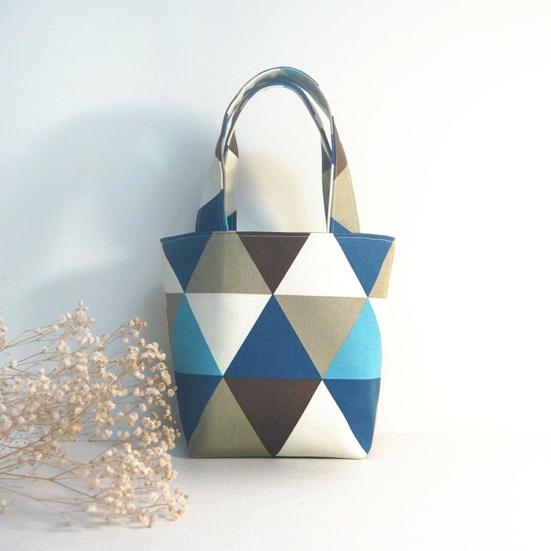 Ready-made handmade triangular contrasting handbag meal bag - Brown and blue - กระเป๋าถือ - ผ้าฝ้าย/ผ้าลินิน สีน้ำเงิน