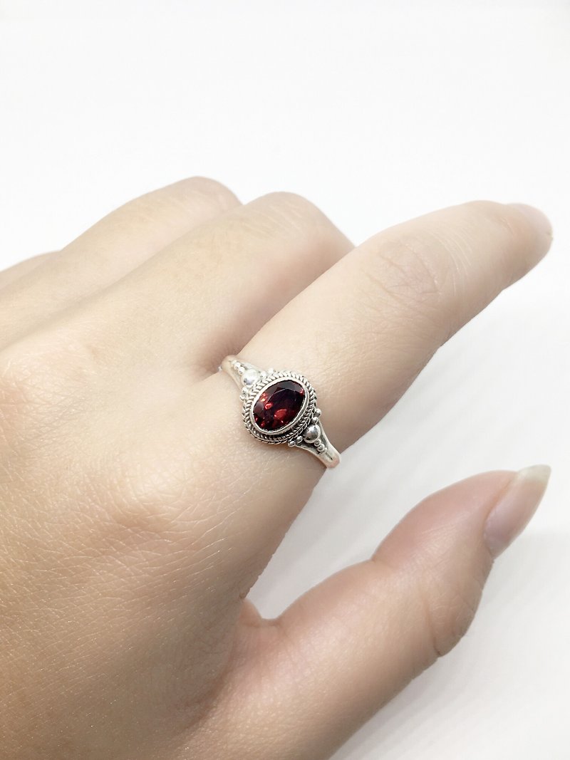 石榴石純銀典雅戒指 尼泊爾手工鑲嵌製作 - 戒指 - 寶石 紅色