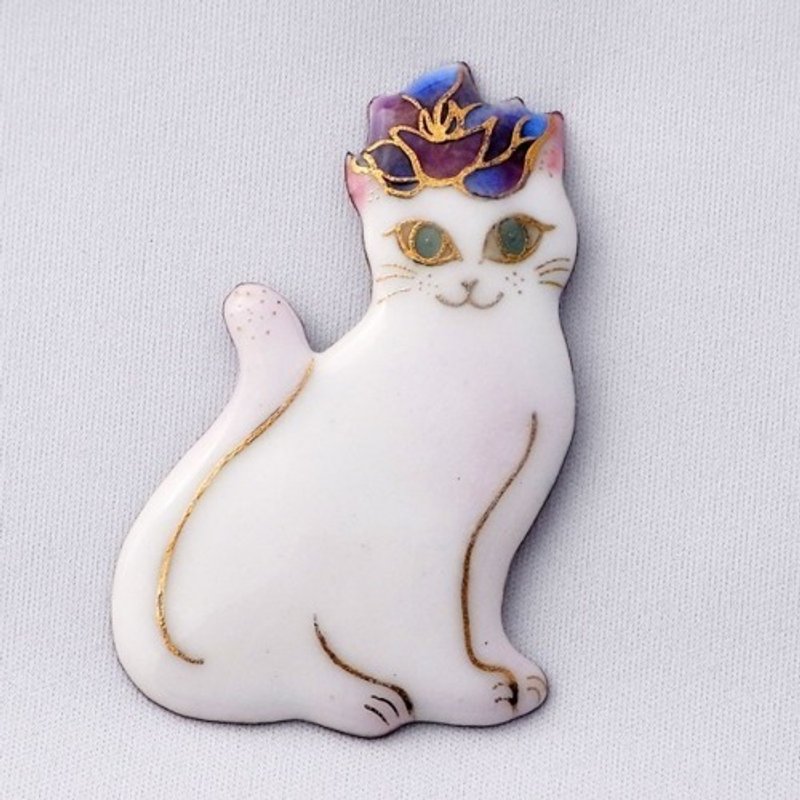 バラ紫のティアラをつけた白い猫の七宝焼ブローチ - 胸針 - 其他金屬 白色