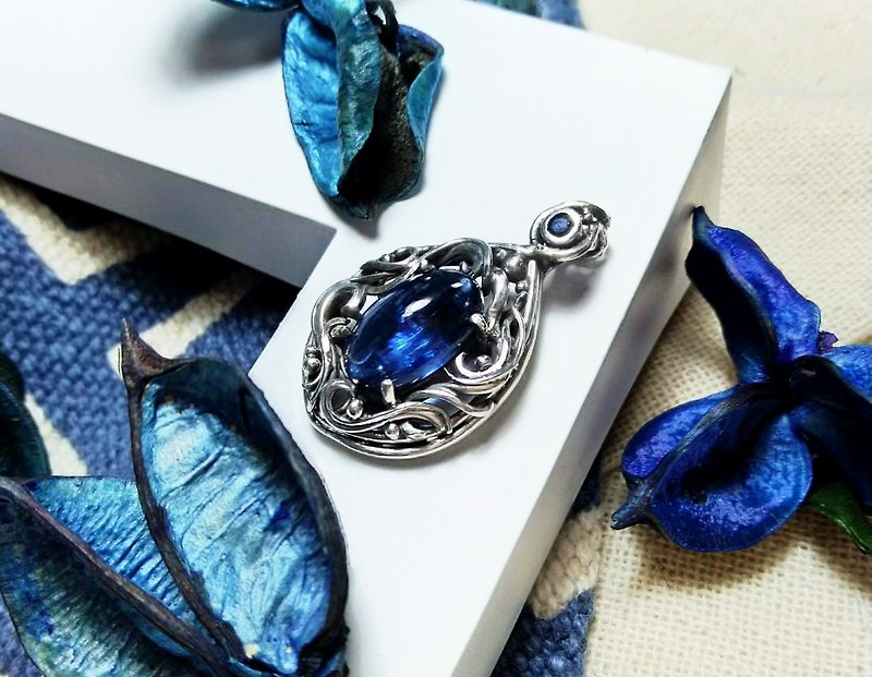 [Gem series] dark blue kyanite design pendant - สร้อยคอ - เครื่องเพชรพลอย สีน้ำเงิน