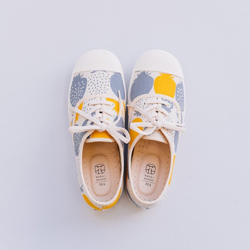 The first choice for wide-last shoes in spring [Strap Bell Pepper Day] Strawberry Lily Japanese floral cloth wide-last lace-up shoes - Women's Casual Shoes - Cotton & Hemp Yellow