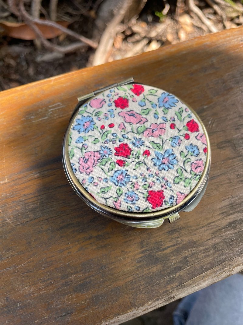鏡と丸い小さなアクセサリーが入った韓国風の花柄収納ボックス - 収納用品 - 金属 ピンク