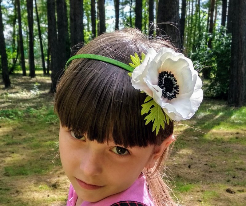 Headband for bride with white anemone Bridal flower headband Floral hairband - 髮夾/髮圈 - 防水材質 白色