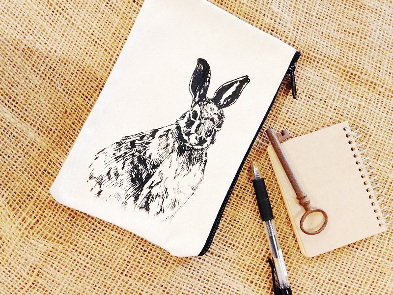 Assam rabbit; Handmade screen printing canvas small zip bag - กระเป๋าเครื่องสำอาง - ผ้าฝ้าย/ผ้าลินิน สีกากี