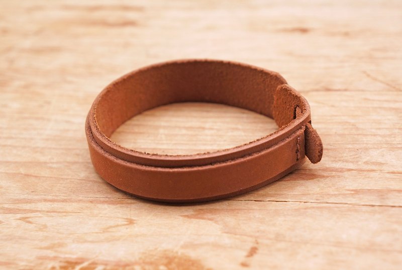 หนังแท้ สร้อยข้อมือ - Leather bracelet (guest engraved lettering and exclusive packaging) single