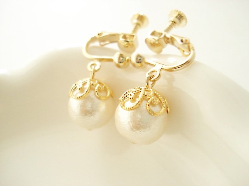Cotton pearl with flower-shaped caps, clip on earrings 夾式 - Earrings & Clip-ons - Other Metals White