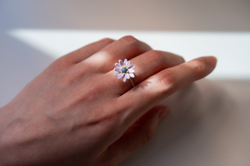 Light Purple African Daisy Spinning Ring - แหวนทั่วไป - วัสดุอื่นๆ สีม่วง