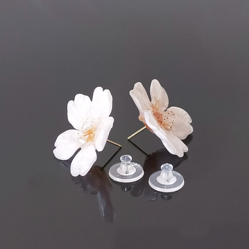 14kgfゴールドフィルド  金属アレルギー対応   Everpink. こだわりの花びらで仕上げた本物の桜のピアス  耳飾り  ソメイヨシノ　吉野桜 - 耳環/耳夾/耳骨夾 - 樹脂 粉紅色