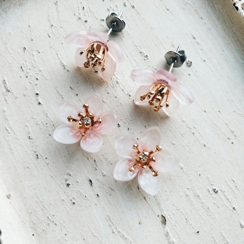 momolico earrings paulownia (can be changed to clip type) - Earrings & Clip-ons - Other Materials Red