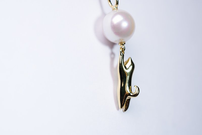【Cats Collection－Catch balloon】Pendant with necklace, 18K gold, Pure gold, pearl - สร้อยคอ - เครื่องประดับ สีทอง