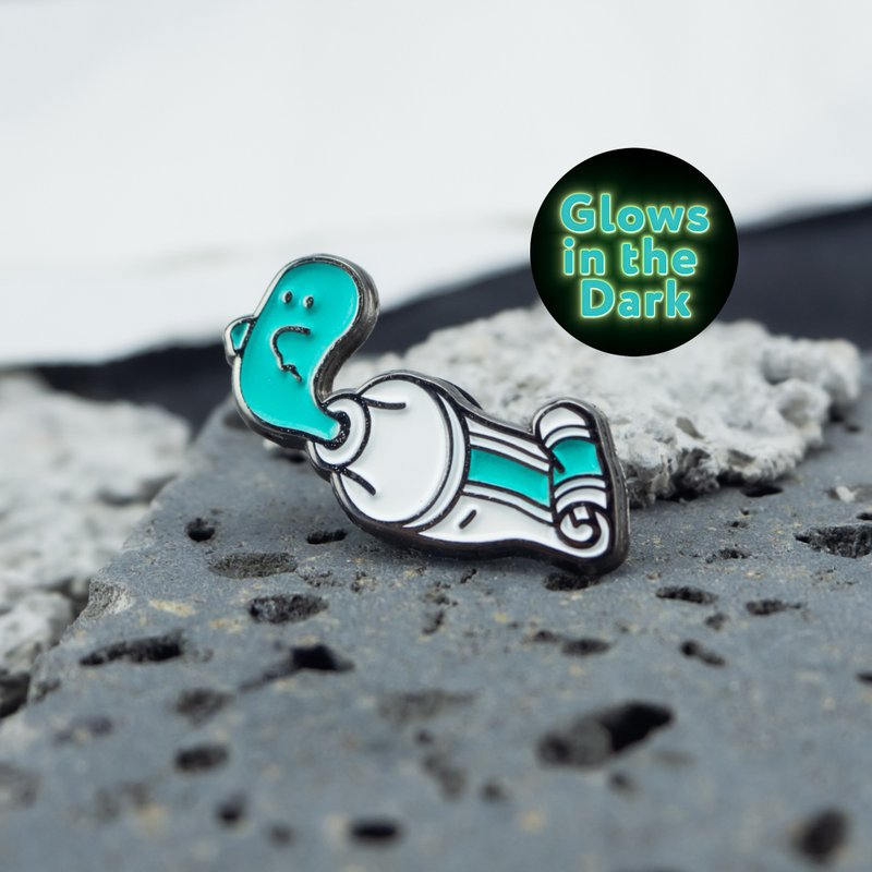 Toothpaste Ghost Enamel Pin (Glow in the dark) | 牙膏小鬼徽章 | かわいい歯磨き粉の幽霊 - เข็มกลัด - โลหะ ขาว