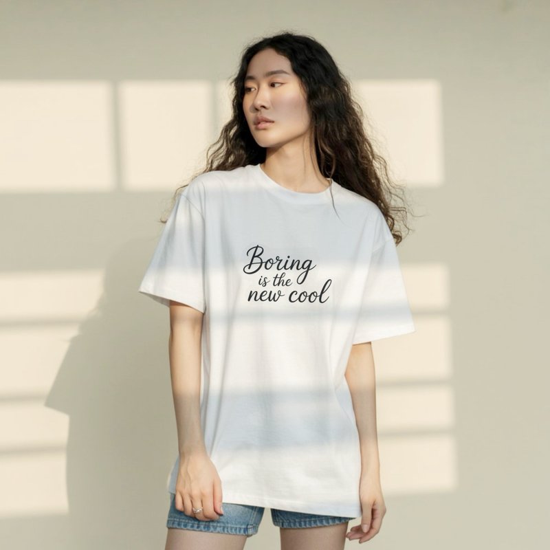 Boring is the New Cool黑色字母印花 白色純棉短袖T恤 男女適穿 - 女 T 恤 - 棉．麻 白色