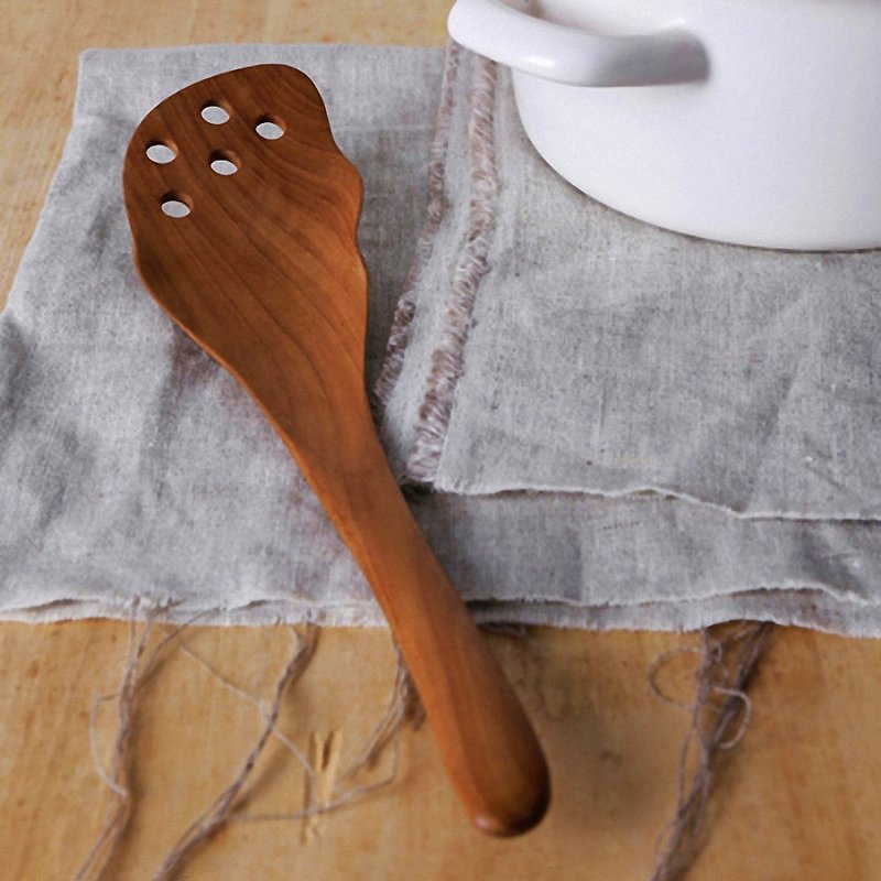 穴あきチークの木炒めスプーン - 調理器具 - 木製 ブラウン