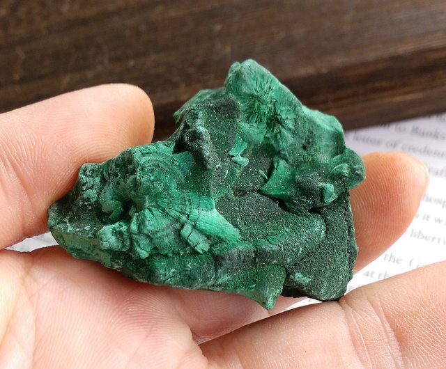 コンゴ産　大きめ天然マラカイト原石1455g  原石そのまま磨き無し　貴重なお品 コンゴ産大きめ天然マラカイト原石1455g 原石そのまま磨き無し