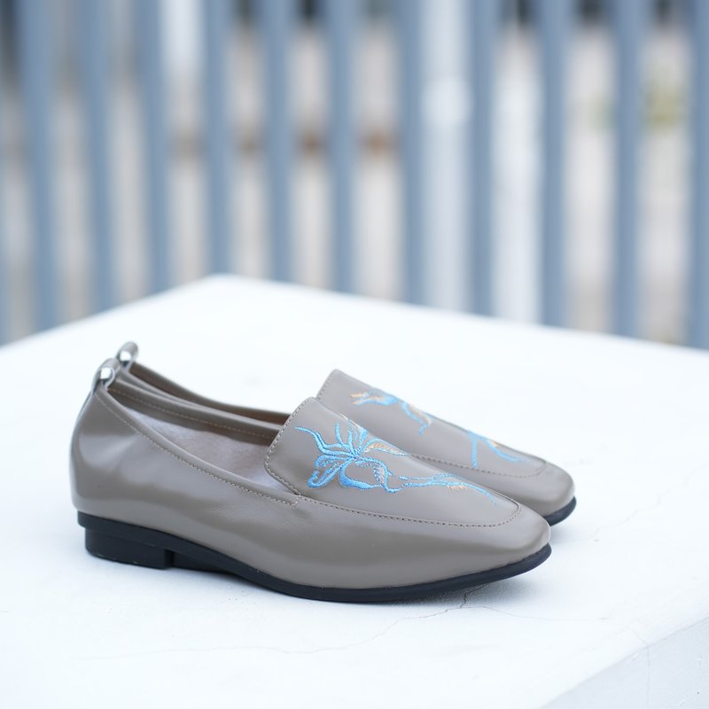 刺繡樂福鞋-靜花影(質感灰) - 女牛津鞋/樂福鞋 - 真皮 灰色