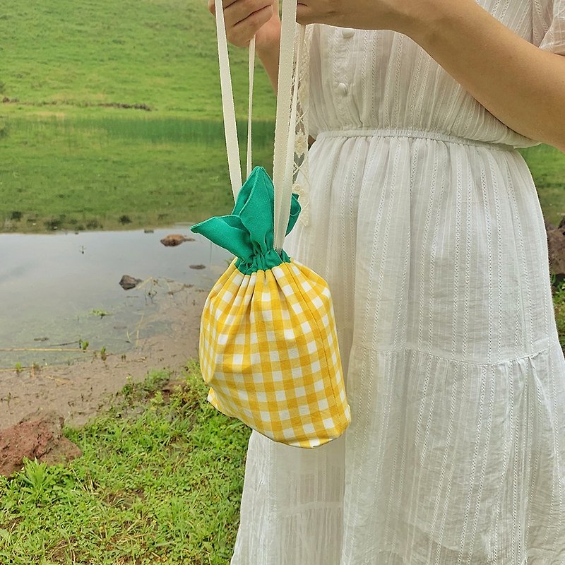 Handmade Pineapple drawstring pouch bag - 水桶袋/索繩袋 - 棉．麻 多色
