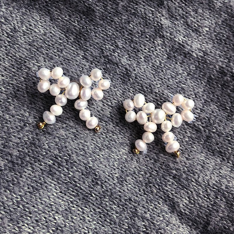 Natural Freshwater Pearl Bow Earrings (Ear Pins and Clip-On) - ต่างหู - ไข่มุก ขาว
