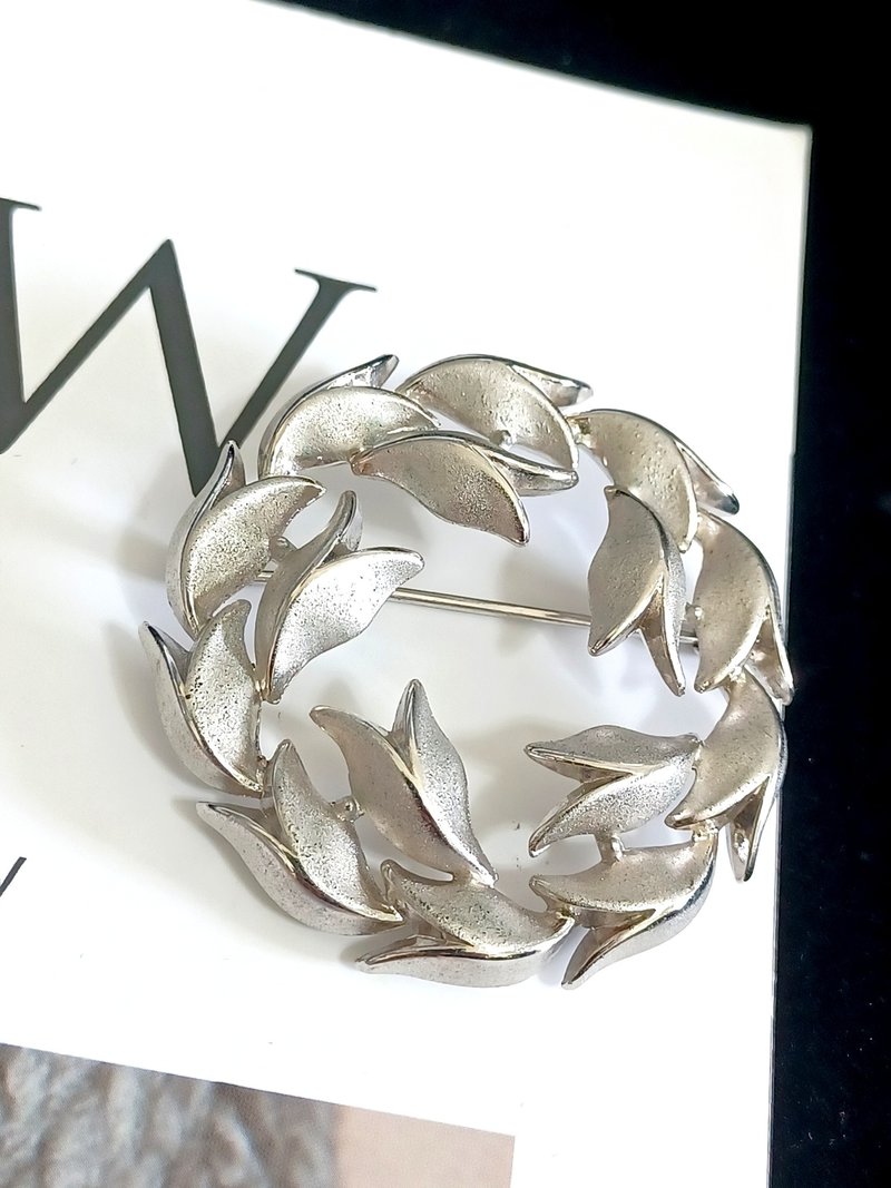 vintage jewelry Trifari 銀色鬱金香花環 別針 胸針 - 胸針 - 其他金屬 