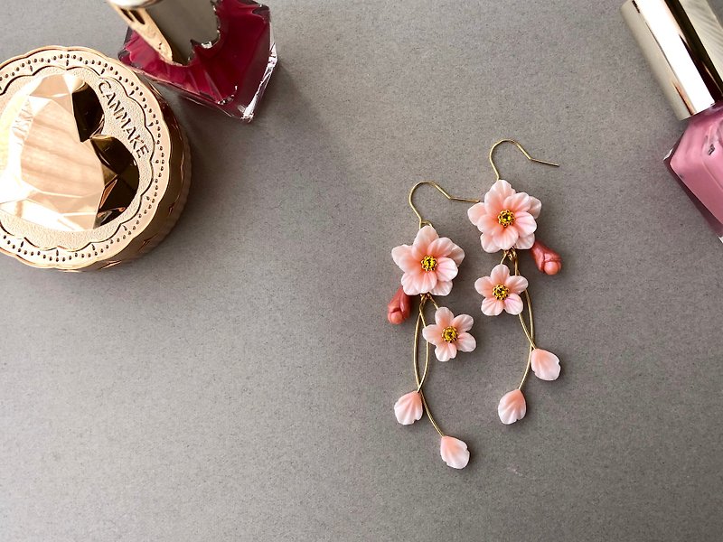 Dancing peach blossoms 【Metallic Allergies】 - Earrings & Clip-ons - Clay Pink