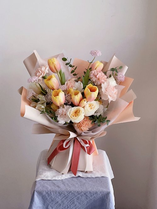 【お花】可憐なイエローとピンクのチューリップ、バラ、カーネーションの花束