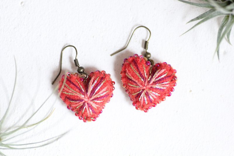 Red Heart earrings - Plumped hearts beaded by aurora color beads - ต่างหู - เส้นใยสังเคราะห์ สีแดง