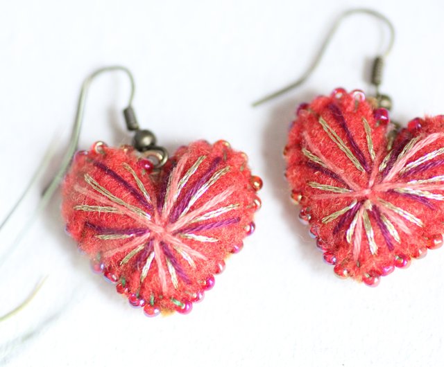 Red Heart ピアス ふかふか赤いハートのビーズ刺繍ピアス ショップ Lili's vegan accessories, Mexico  ピアス・イヤリング Pinkoi