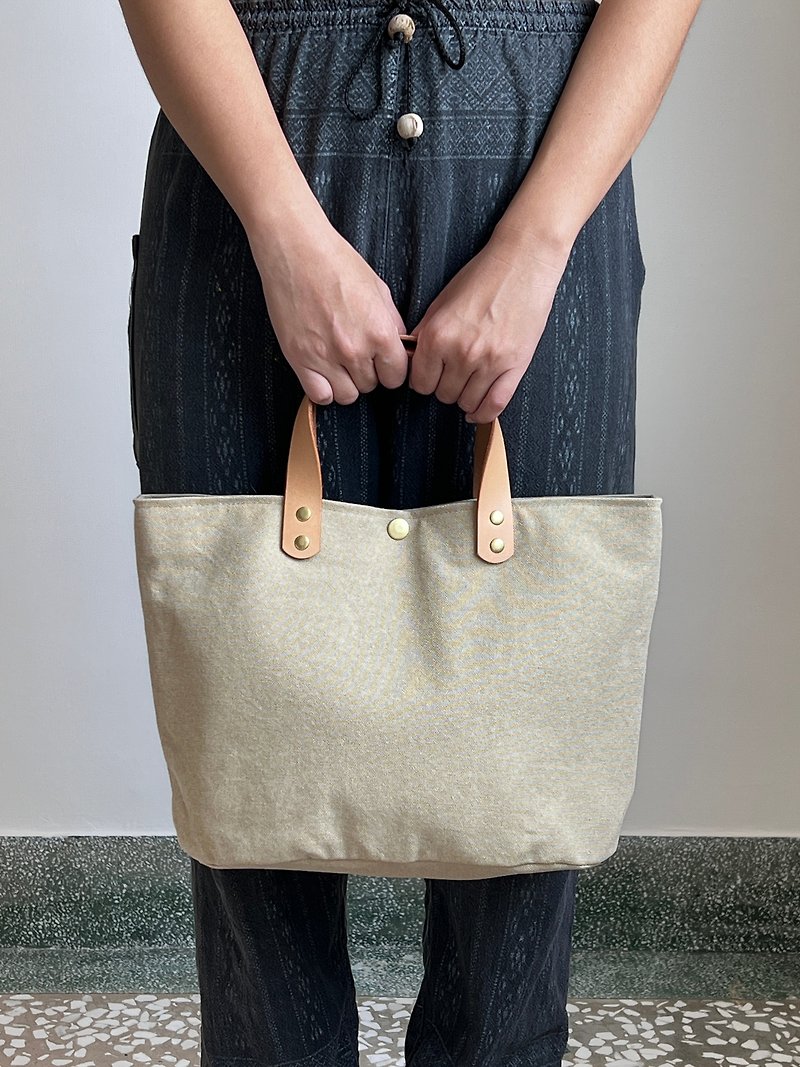 Oval tote bag・Washed khaki - กระเป๋าถือ - ผ้าฝ้าย/ผ้าลินิน สีกากี