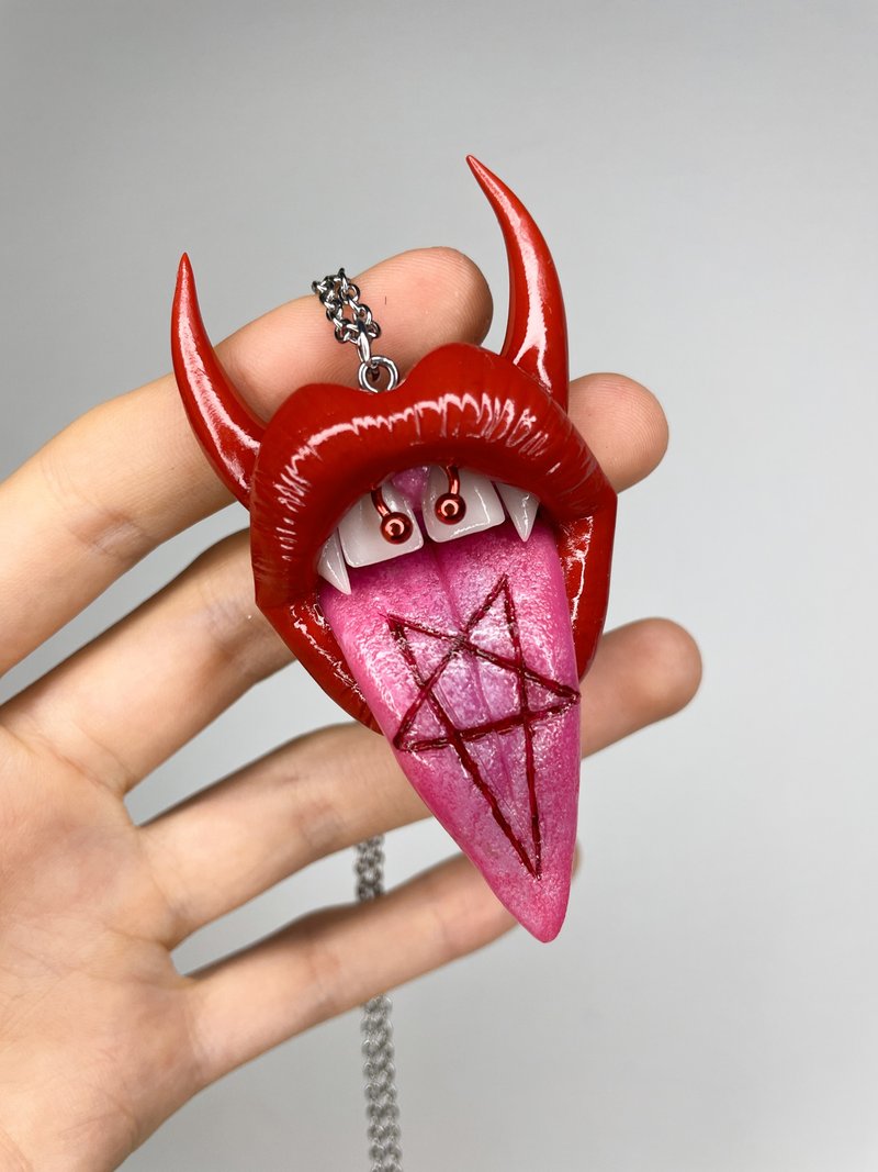 Pendant. Red lips with horns. - 項鍊 - 黏土 