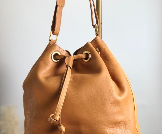 日本直送 名牌中古包 】LOEWE ロエベ ショルダーバッグ キャメル アナグラム レザー 巾着 vintage ヴィンテージ オールド kx8vz3  solo-vintage｜側背包/斜背包人氣榜 - Pinkoi