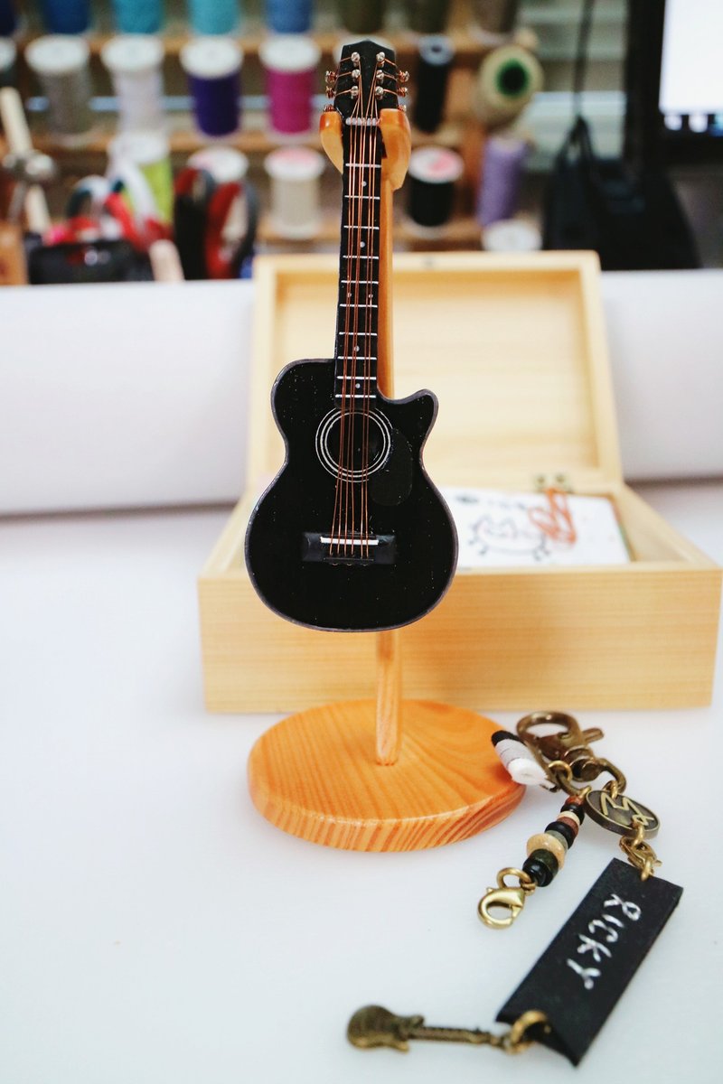 【黑色缺角吉他】吊飾擺飾禮物質感迷你音樂人mini guitar - 吊飾/掛飾 - 木頭 紅色