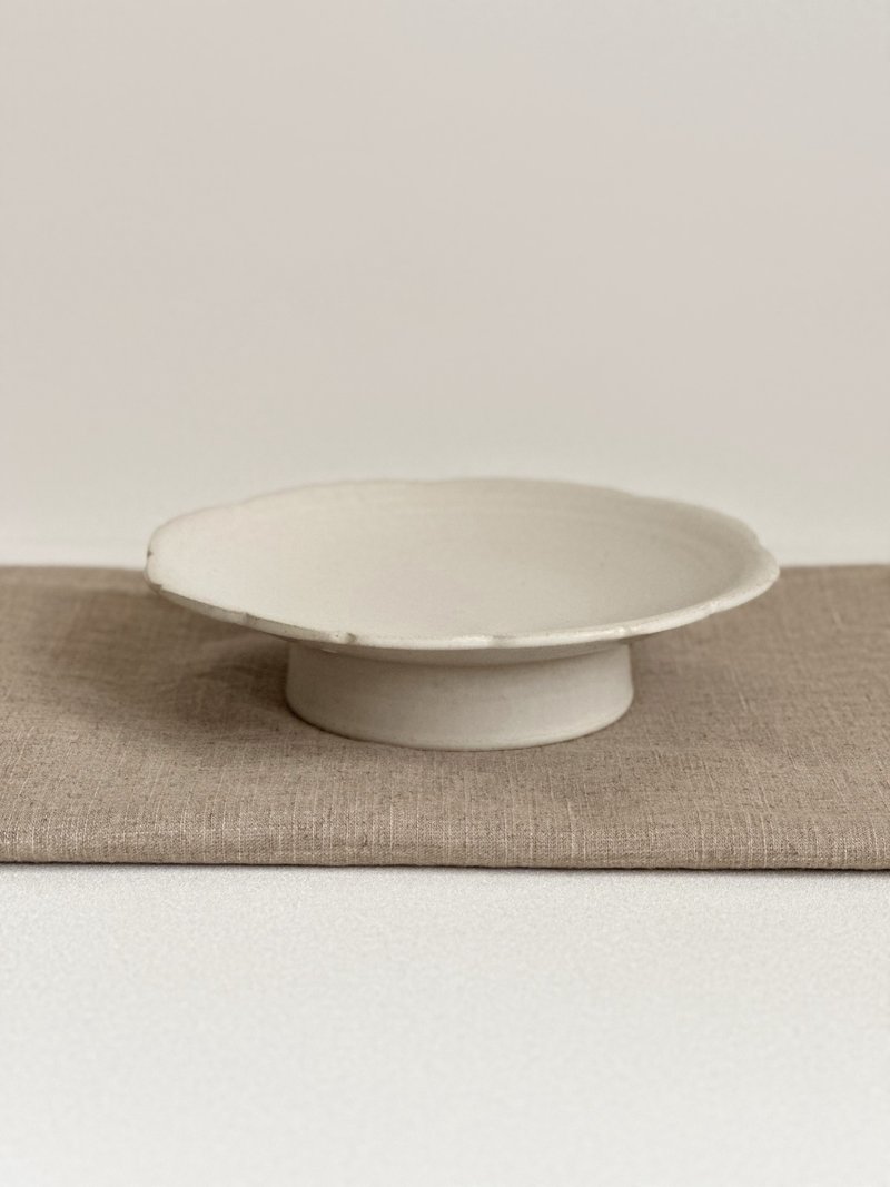 半透白 切花高台 - 盤子/餐盤/盤架 - 陶 