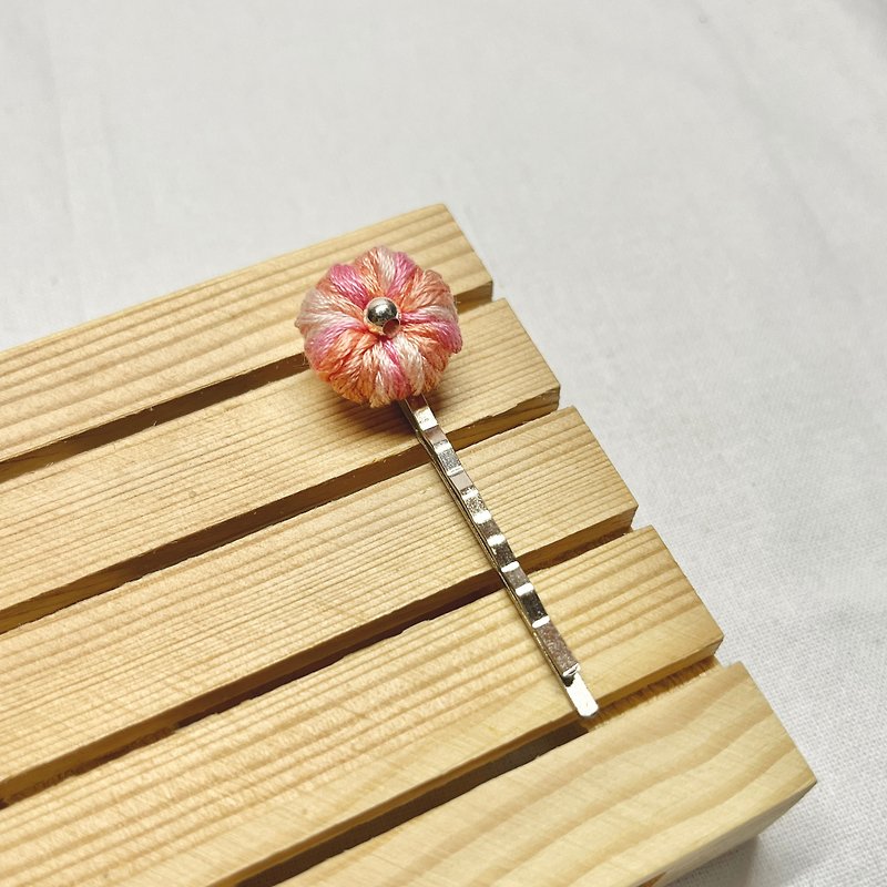 Thread flower hairpin | Braided hair accessories one-piece hairpin - เครื่องประดับผม - งานปัก สึชมพู