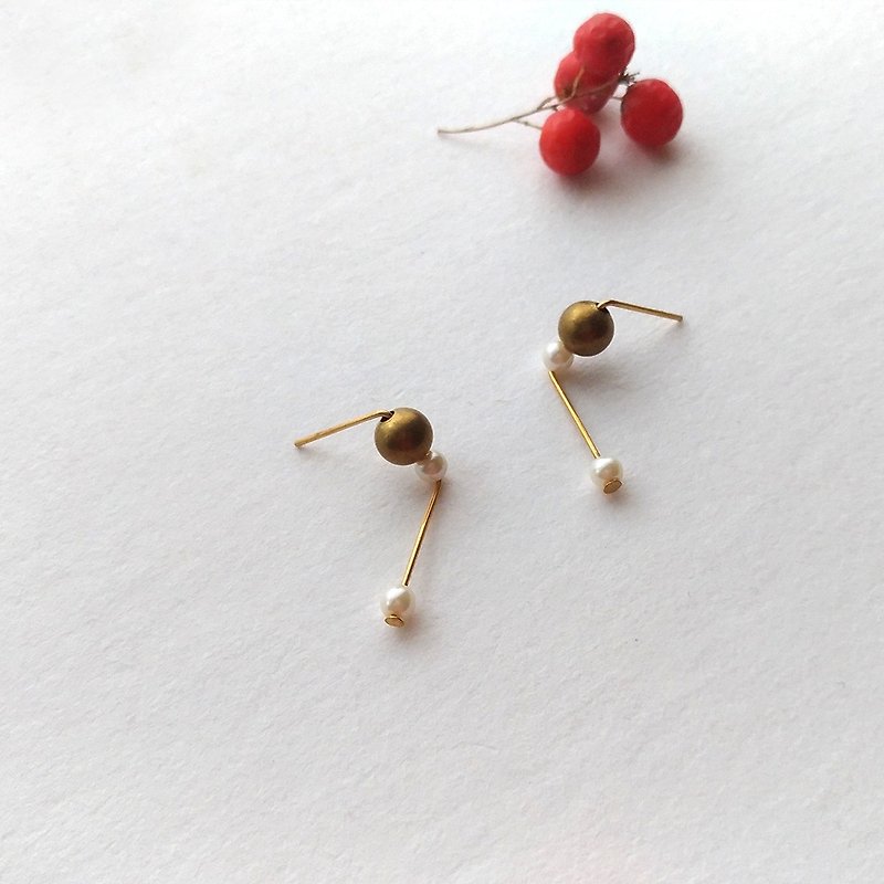 e107 1- Bronze bend pearl pin clip earrings - ต่างหู - ทองแดงทองเหลือง สีนำ้ตาล