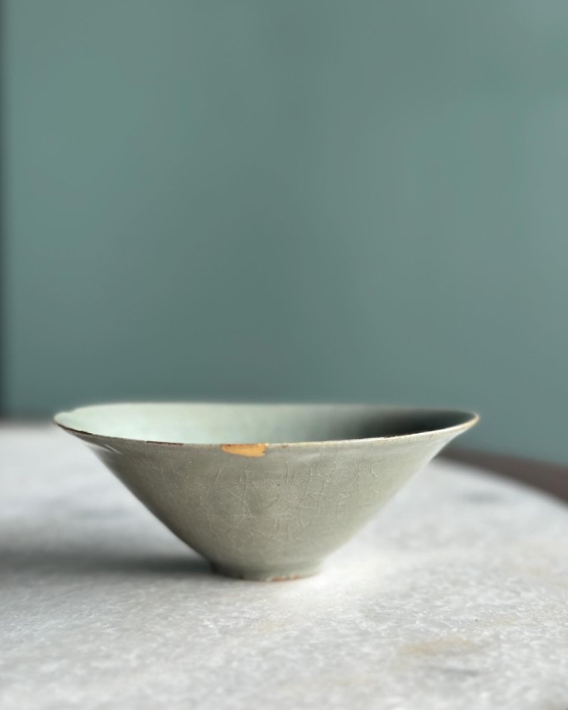 Old Goryeo celadon bowl with gold rim - ถ้วยชาม - ดินเผา 