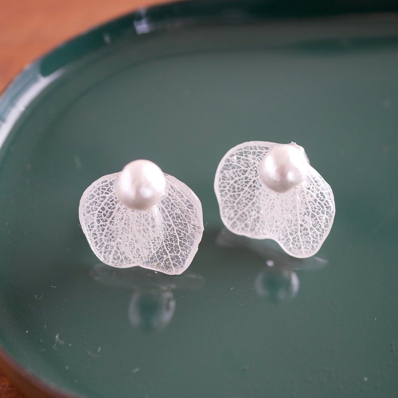 Hydrangea and Cotton Pearl Earrings - ต่างหู - เรซิน ขาว