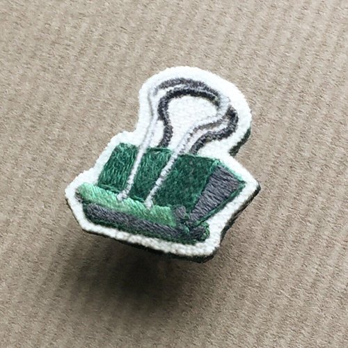 Jyun design studio 刺繡設計工作室 | 舊款出清5折 | 迷你手工刺繡胸針/別針 綠色迷你長尾夾