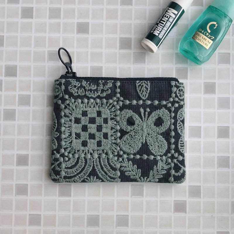 mina perhonen forest tile 総刺繍　蝶　ミニポーチ - 零錢包/小錢包 - 棉．麻 綠色