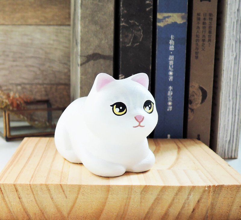 Cute little white cat ornament, hand-healed small wood carving, fur color can be customized - ของวางตกแต่ง - ไม้ ขาว