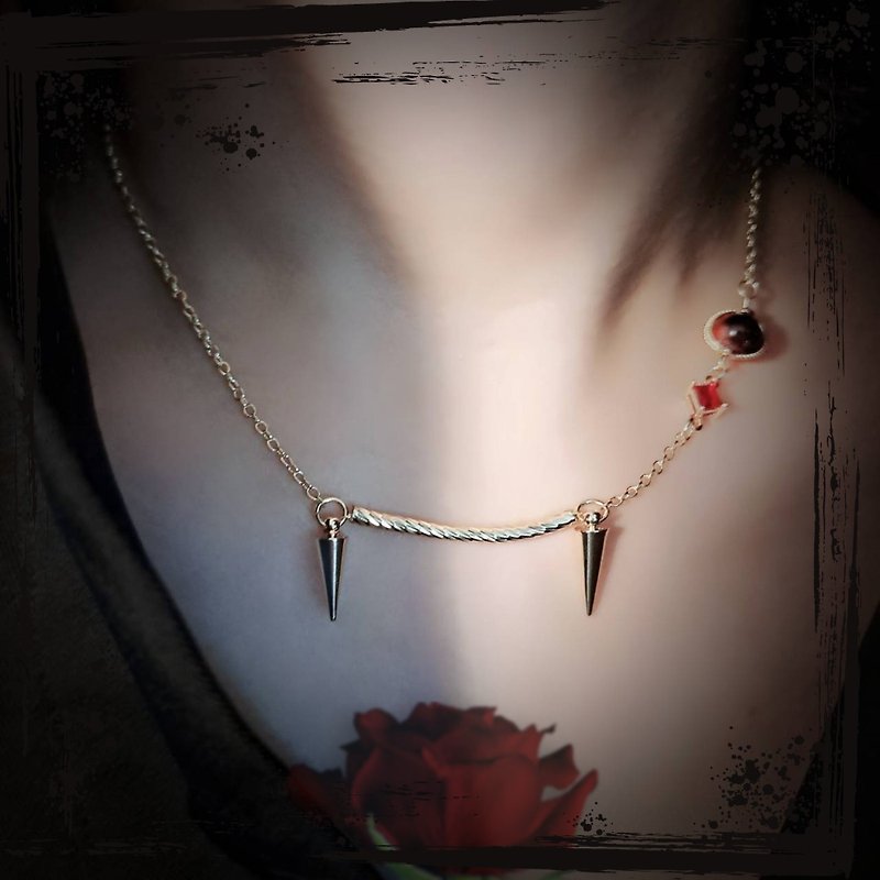 Western Literature Series Necklace-The First Embrace in the Dark Night - Necklaces - Other Metals Gold