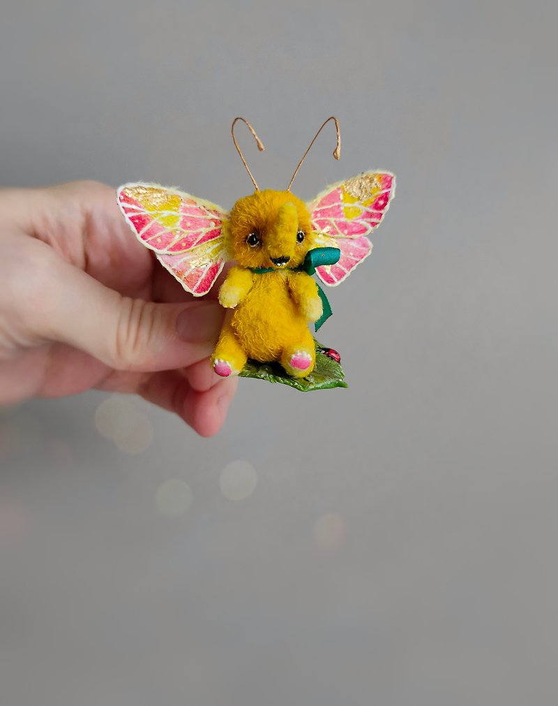 Mini yellow elephant butterfly fantasy miniature 1.5 inch (4cm) Crocheted toy. - ตุ๊กตา - วัสดุอื่นๆ สีเหลือง