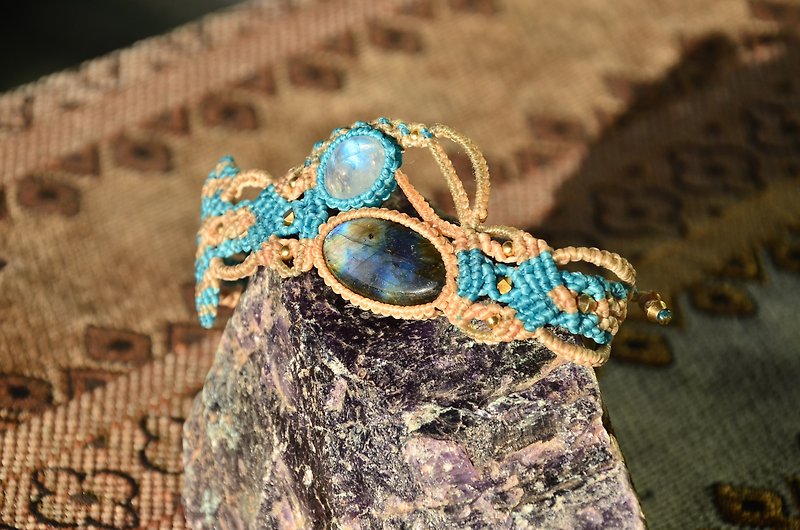 Labradorite & moonstone Macrame Bracelet - Bracelets - Gemstone Blue