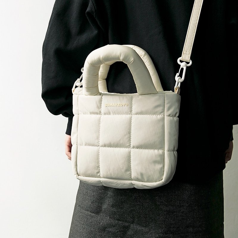 Autumn and winter series handbags, crossbody bags, cute cloud bags, fluffy mobile phone bags, commuter down bags, tofu white - กระเป๋าแมสเซนเจอร์ - เส้นใยสังเคราะห์ ขาว