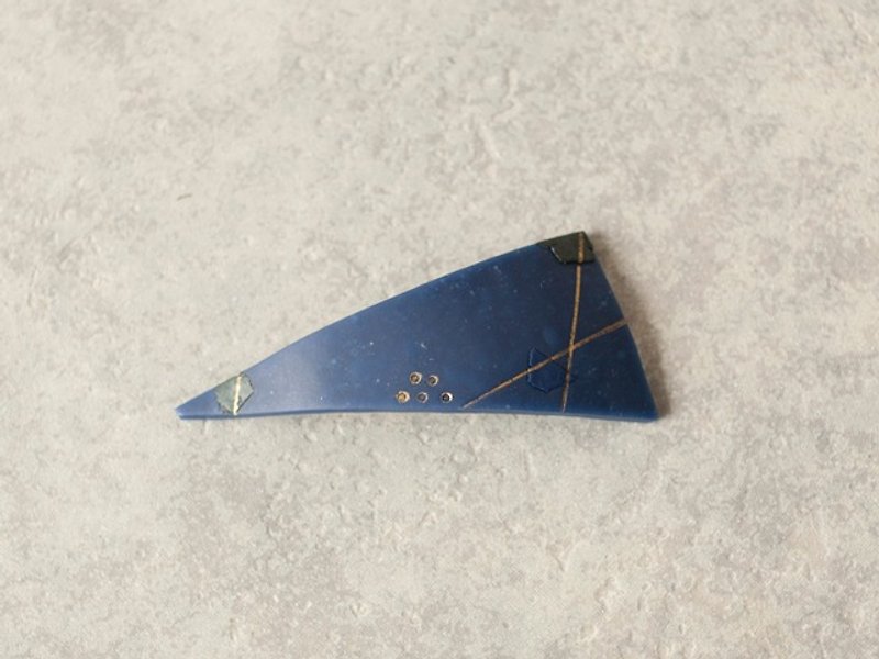 三角バレッタ（真夜中） - ヘアアクセサリー - 粘土 ブルー
