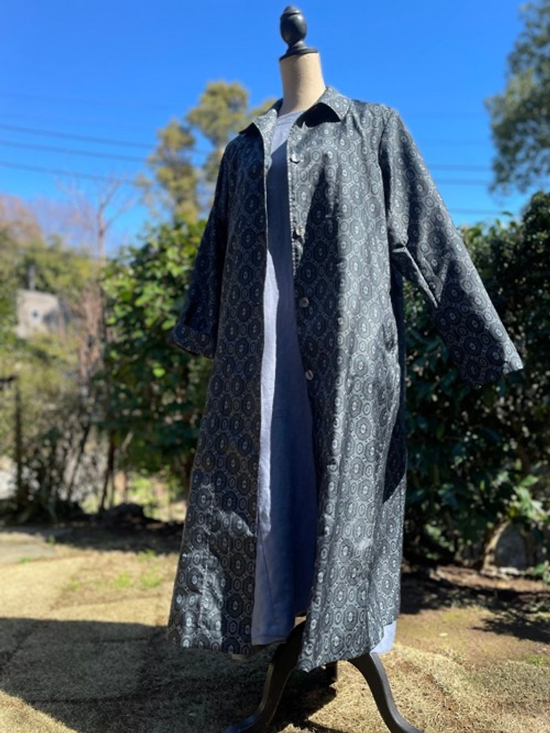 グレー紬の着物リメイク 春のコート - 女西裝外套 - 絲．絹 灰色