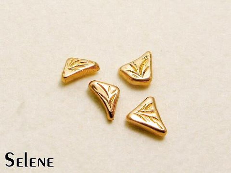 K18 gold handmade tiny stud earrings, triangular system - ต่างหู - เครื่องประดับ สีทอง