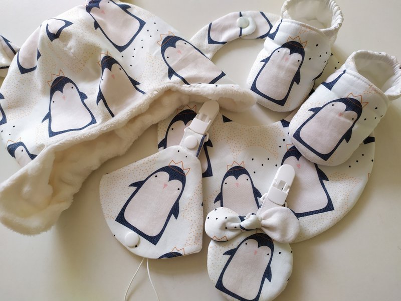 [Shipping within 5 days] Penguin Moon Gift Peace Talisman Bag Bib 2-in-1 Pacifier Clip Baby Shoes - ผ้ากันเปื้อน - ผ้าฝ้าย/ผ้าลินิน หลากหลายสี