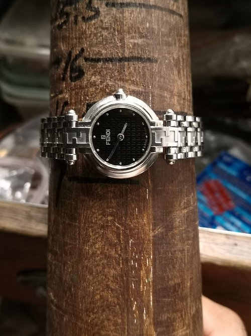 贅沢屋の FENDI 5200G オロロジ レディース クォーツ 腕時計 腕時計 ...