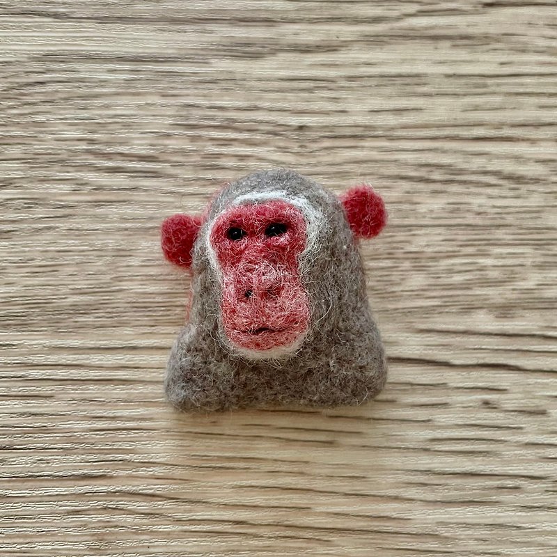 Japanese macaque face brooch - Brooches - Wool Pink